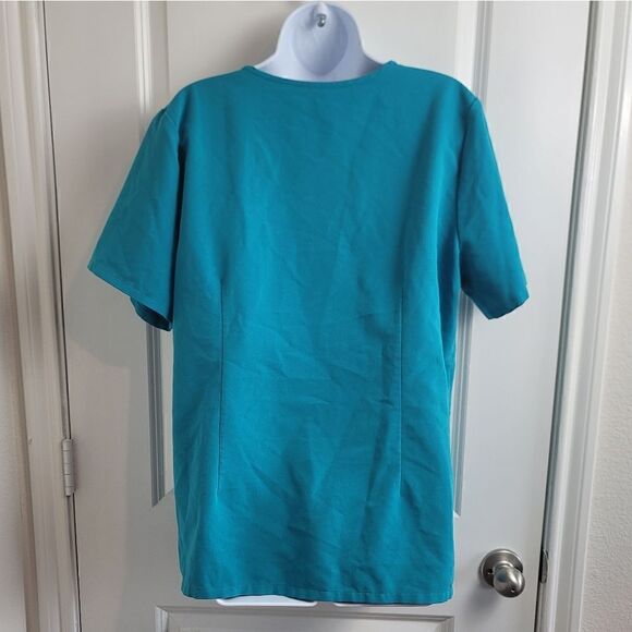 FIGS Technical Collection Vneck Top - Picture 6 of 8